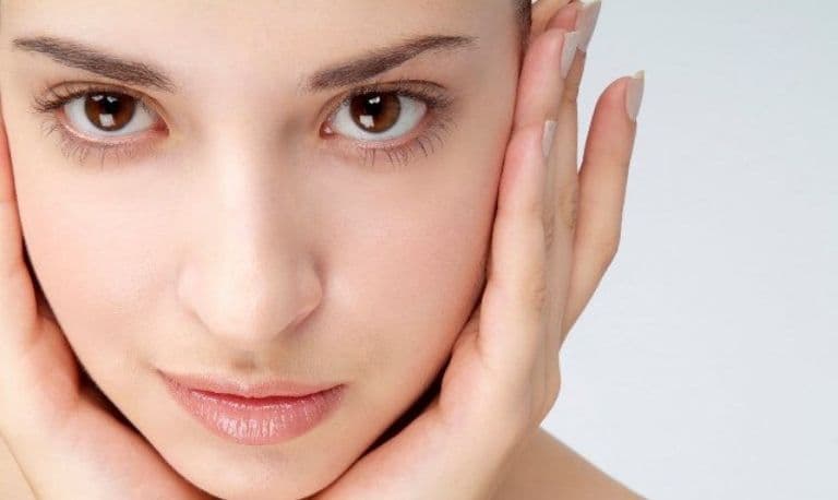 کرم ضد آفتاب سینره SPF 30 بدون رنگ برای افراد مختلف مناسب است